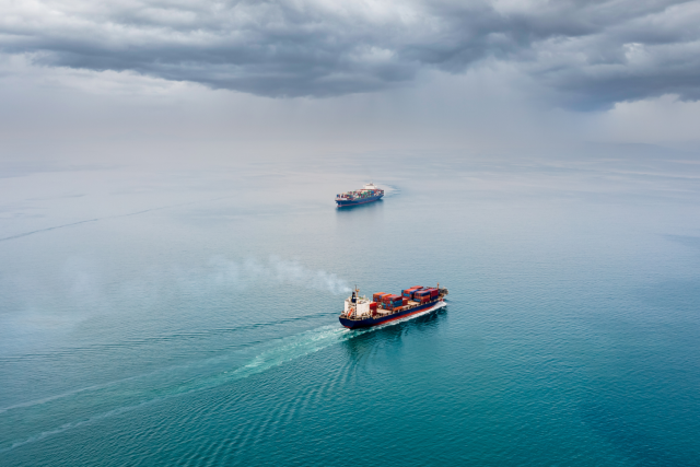Containerfartyg på havet.